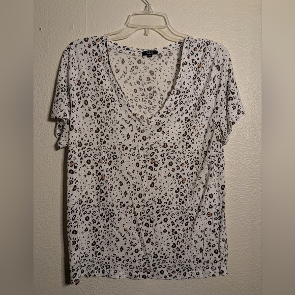 Rails Leopard Print V-Neck Women's Top Size Medium Pre-owned - Picture 1 of 4